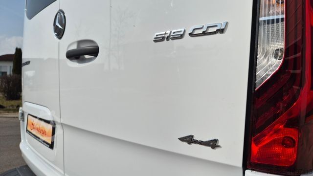 Minibus MERCEDES-BENZ 519  Allrad 4 x 4 Lagerfahrzeug Stock 20 Sitzer