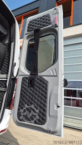 Minibus MERCEDES-BENZ 519  Allrad 4 x 4 Lagerfahrzeug Stock 20 Sitzer