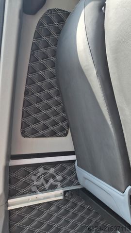 Minibus MERCEDES-BENZ 519  Allrad 4 x 4 Lagerfahrzeug Stock 20 Sitzer