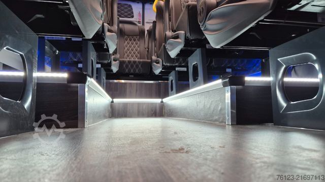 Minibus MERCEDES-BENZ 519  Allrad 4 x 4 Lagerfahrzeug Stock 20 Sitzer