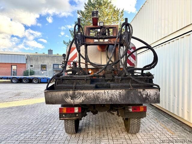 Dostosowany van UNIMOG U400 mit Breining U2000 Bitumenspritze + Besen