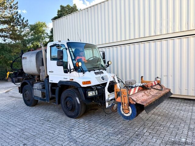 Dostosowany van UNIMOG U400 mit Breining U2000 Bitumenspritze + Besen