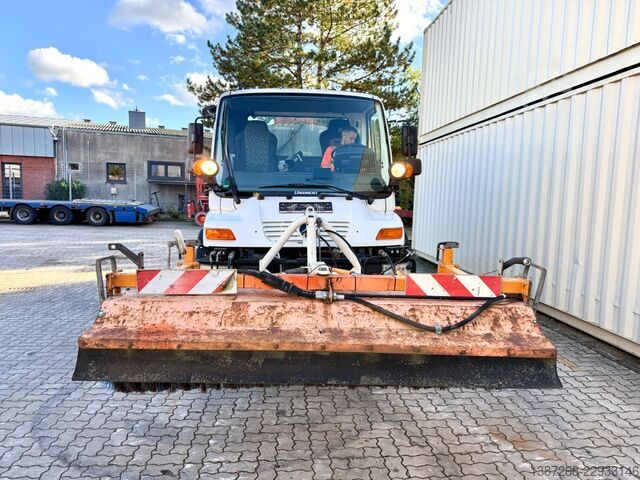 Dostosowany van UNIMOG U400 mit Breining U2000 Bitumenspritze + Besen
