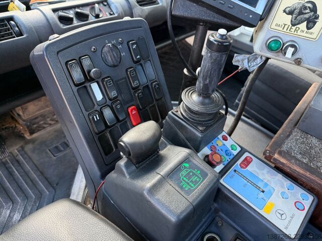Asfalt plent Unimog U400 mit Bitumspritze Breining + Besen