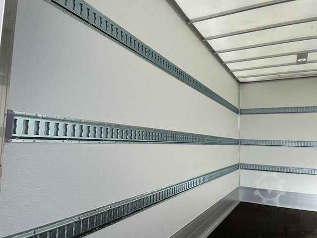 Transporter sa koferom VW Crafter Möbelkoffer