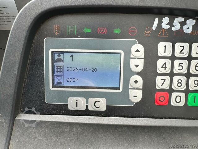 Vnější reach truck BT RRE160HR s vážicím systémem RAVAS BT RRE160HR