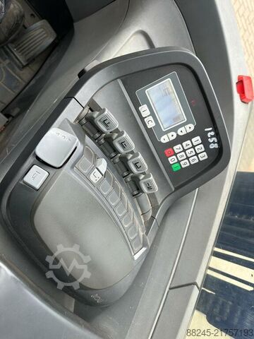 Vnější reach truck BT RRE160HR s vážicím systémem RAVAS BT RRE160HR