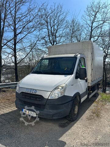 Transportér s plošinou a plachtou Iveco 120 Daily
