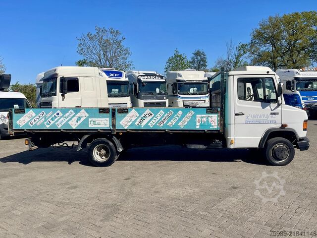 Plateau de chargement Mercedes-Benz 711 D open truck. 5.10 m long cargo, 3 seats. V...