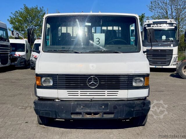 Plateau de chargement Mercedes-Benz 711 D open truck. 5.10 m long cargo, 3 seats. V...