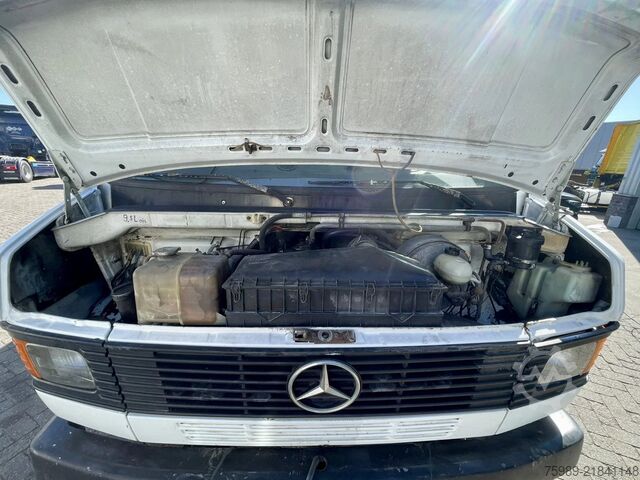 Plateau de chargement Mercedes-Benz 711 D open truck. 5.10 m long cargo, 3 seats. V...