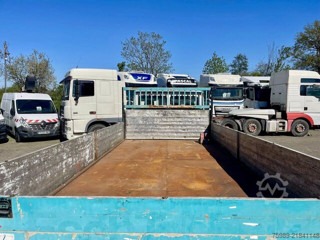Plateau de chargement Mercedes-Benz 711 D open truck. 5.10 m long cargo, 3 seats. V...