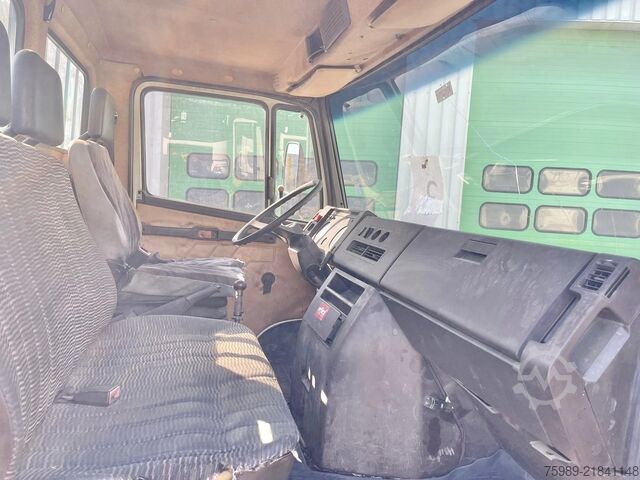 Plateau de chargement Mercedes-Benz 711 D open truck. 5.10 m long cargo, 3 seats. V...