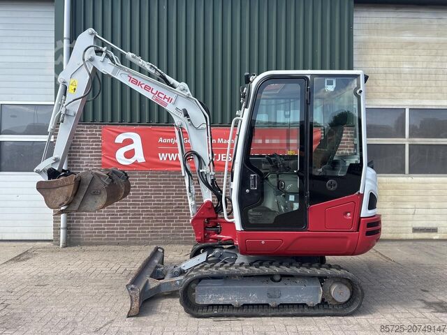 Mini excavator Takeuchi Kraan TB230 - Gebruikt
