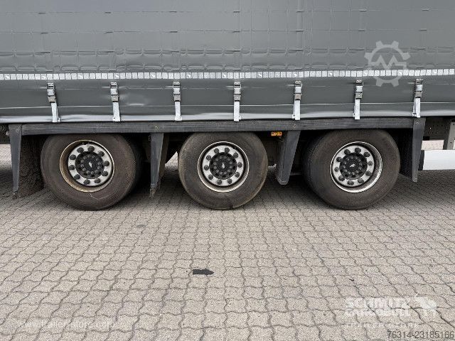 Nyitott ponyvás félpótkocsi Schmitz Cargobull Curtainsider Mega Getränke