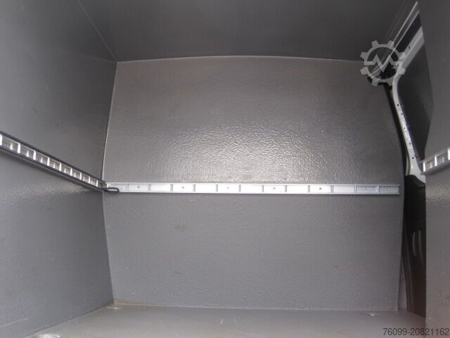 Přizpůsobená dodávka Peugeot Partner HDI Hygieneausbau 3-Sitzer M+S