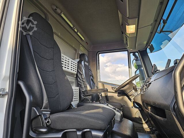 Gesloten bak IVECO 120E25 EUROCARGO AIRCO TAILLIFT