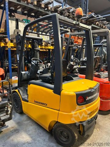 Elektrische vorkheftruck met 4 wielen Jungheinrich EFG 425