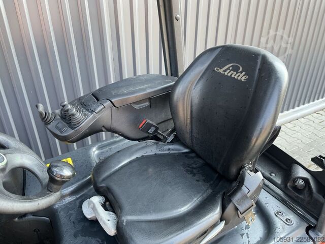 Electric 3-wheel forklift Linde E14-01