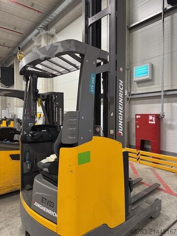 Empilhador retrátil 1,8 t. Jungheinrich ETV 318