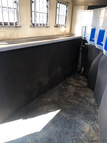 Kreaturvogn IVECO 18310 Horsetruck 6-7 Pferde Woh. + Kutschenahän