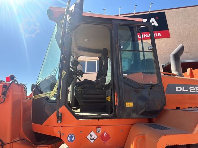 Kolový nakladač Doosan DL250-3