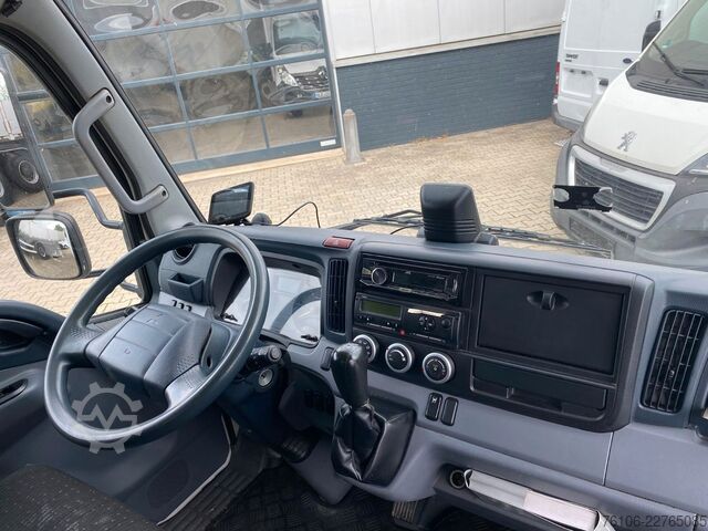 Vrachtwagen met bakwagen FUSO Canter 7C15 Koffer mit Ladebordwand