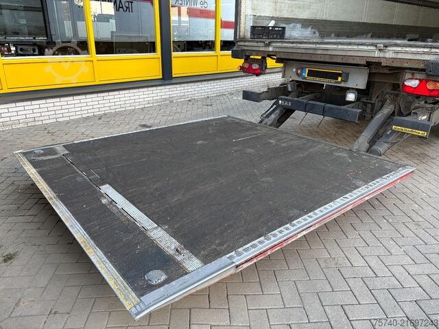 BE semi-trailer Schmitz SKO 18 + STUURAS + LOADLIFT + CARRIER