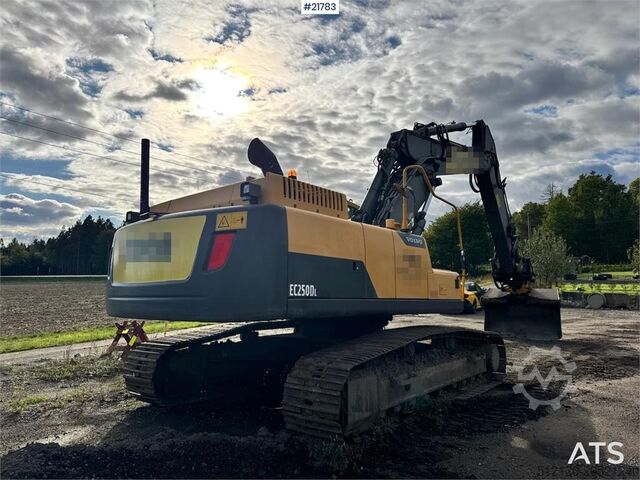 Crawler excavator Volvo EC250 w/ Rototilt, GPS and 2 buckets.