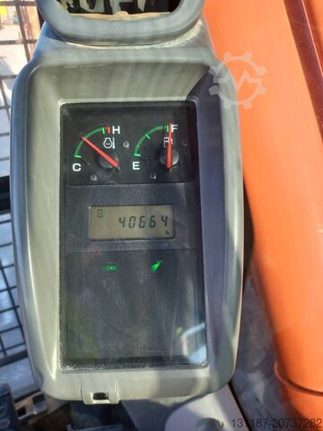 Crawler excavator Hitachi ZX220LC (Abu Dhabi)