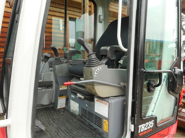 Minibagr Takeuchi TB 235 mit POWERTILT