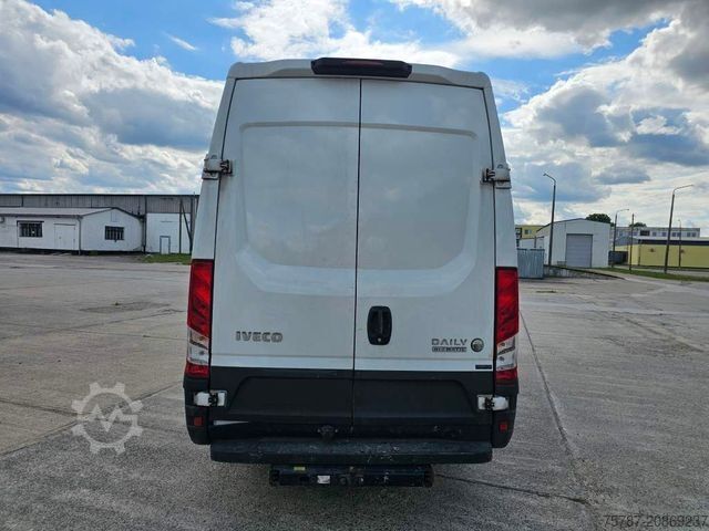 Magas tetős furgon IVECO 35S16 A8 V L, mittellang & hoch, kleiner Schaden