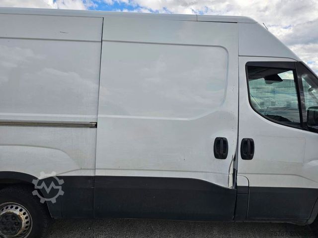 Magas tetős furgon IVECO 35S16 A8 V L, mittellang & hoch, kleiner Schaden
