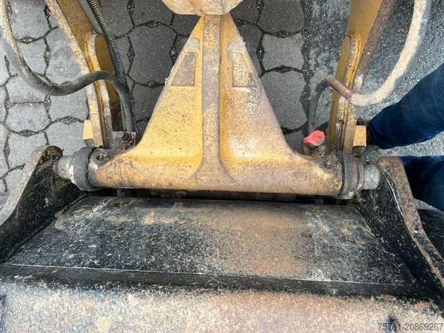 Kerekes rakodó CATERPILLAR 908M