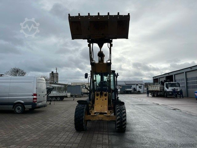 Kerekes rakodó CATERPILLAR 908M