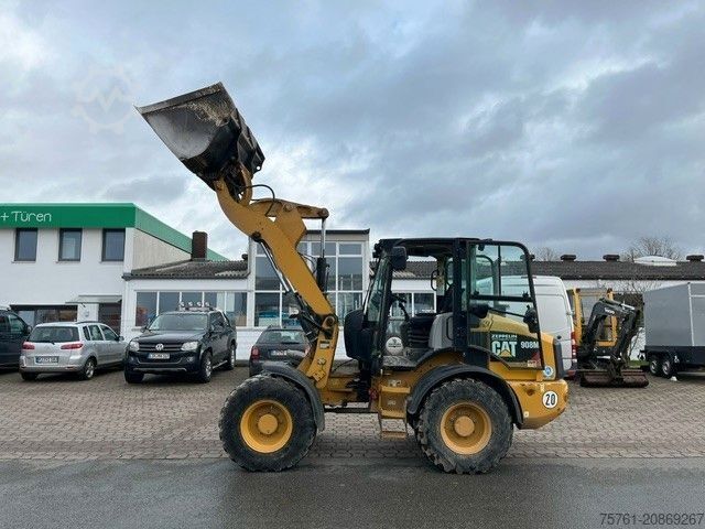 Kerekes rakodó CATERPILLAR 908M