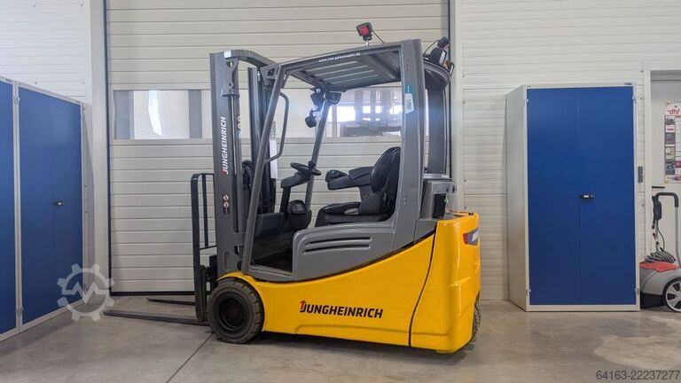 Stivuitor electric cu 3 roți Jungheinrich EFG 220 Li-Ion Batterie