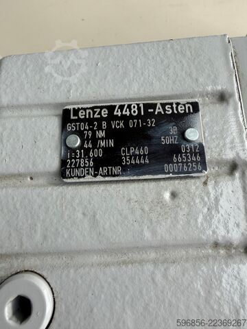 Motoreductor Lenze GST04-2B VCK071-32 0,37 kW 44 omw/min 79 Nm i=31,6 3-fase Motoreduktor Lenze GST04-2B VCK071-32 0,37 kW 44 obr./min 79 Nm i=31,6 3-fazowy Motoreduktor Lenze GST04-2B VCK071-32 0,37 kW 44 obr./min 79 Nm i=31,6 3-fazowy