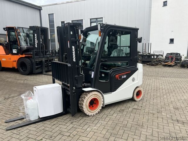 Elektrische vorkheftruck met 4 wielen Bobcat B35NS