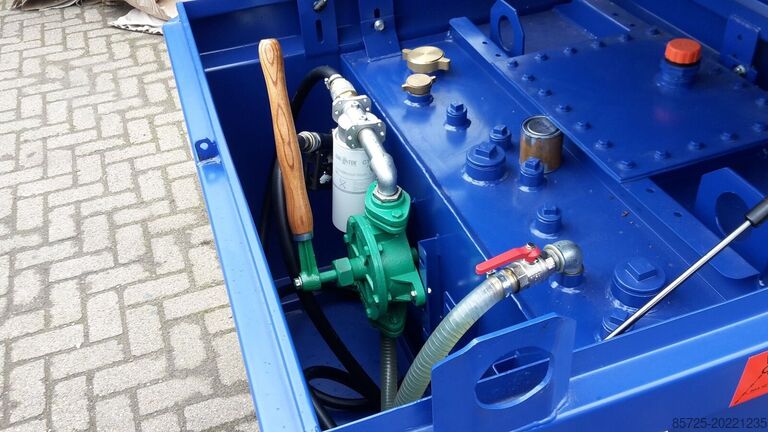 Brandstoftankwagen  IBC tank met handpomp