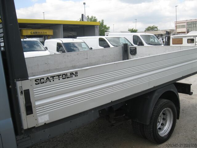 Caminhão com carroceria fixa Ford Transit 350