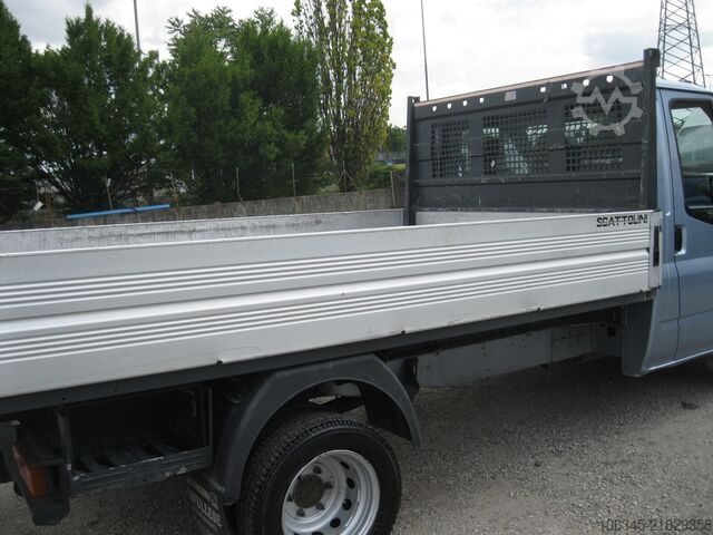 Caminhão com carroceria fixa Ford Transit 350