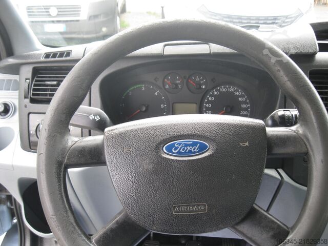 Caminhão com carroceria fixa Ford Transit 350