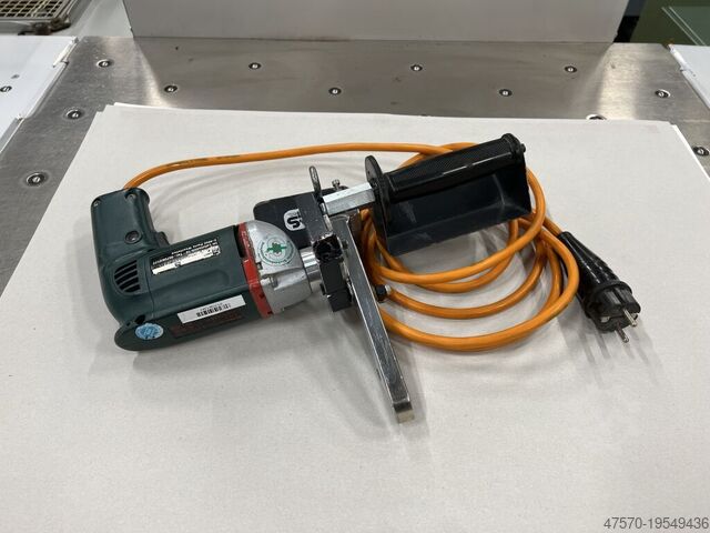 Urządzenie do czyszczenia wykrawanych arkuszy Device for cleaning die-cut sheets Device for cleaning die-cut sheets