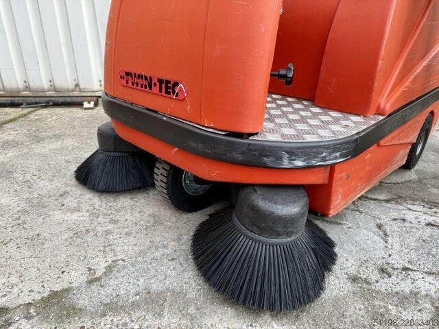 Sedadlový zametací a sací stroj Stolzenberg Twin Top TT 1100 / E Aufsitzkehrmaschine