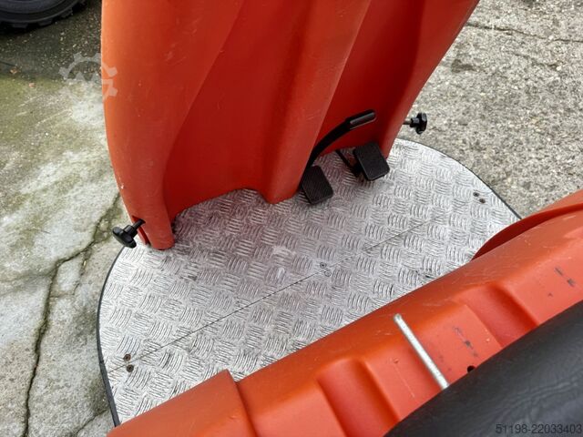 Sedadlový zametací a sací stroj Stolzenberg Twin Top TT 1100 / E Aufsitzkehrmaschine