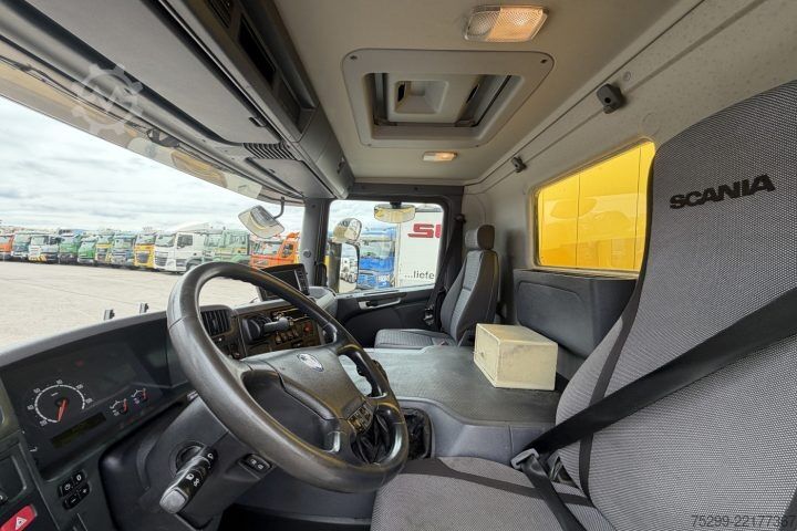 Camión plataforma con toldo Scania P230 LB 4x2 Plane/HB / Swiss-Vehicle