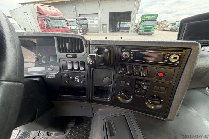 Camión plataforma con toldo Scania P230 LB 4x2 Plane/HB / Swiss-Vehicle