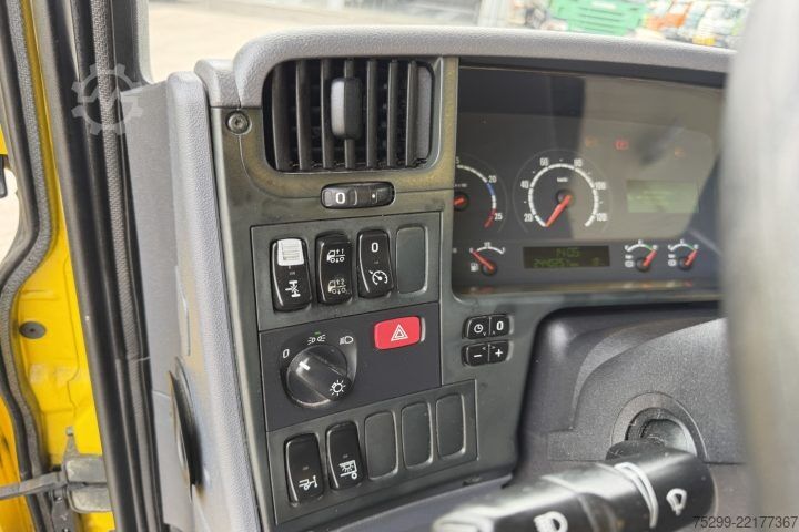 Camión plataforma con toldo Scania P230 LB 4x2 Plane/HB / Swiss-Vehicle