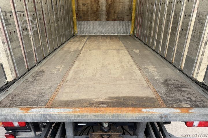 Camión plataforma con toldo Scania P230 LB 4x2 Plane/HB / Swiss-Vehicle